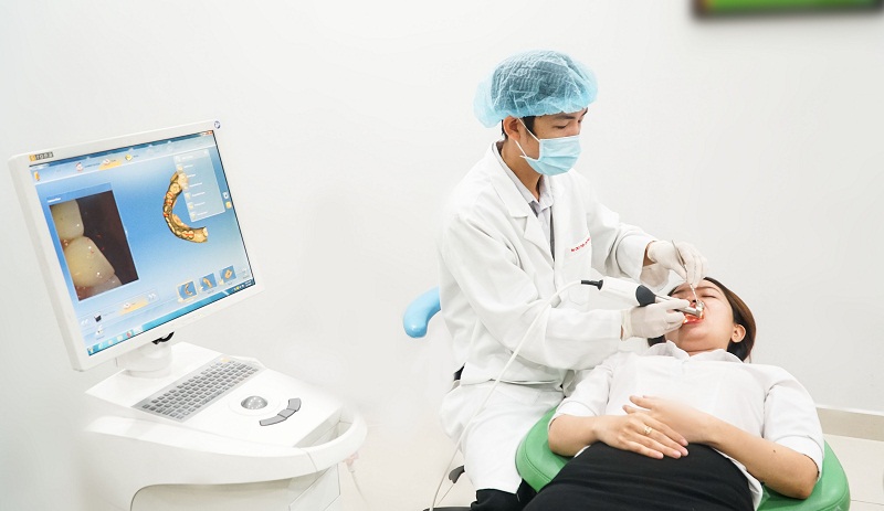 Bác sĩ kiểm tra răng cho khách hàng bằng hệ thống máy Cerec